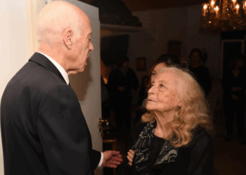 الرئيس قيس سعيّد يؤدّي واجب العزاء لعائلة الرئيس المؤقت الأسبق الفقيد فؤاد المبزّع