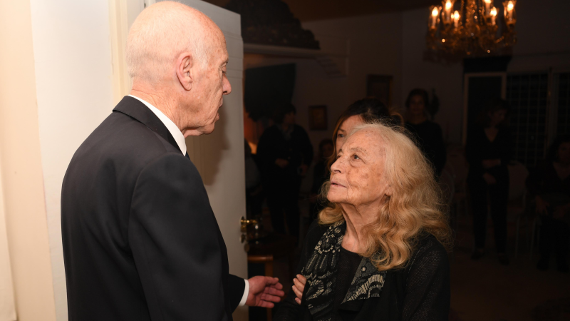 الرئيس قيس سعيّد يؤدّي واجب العزاء لعائلة الرئيس المؤقت الأسبق الفقيد فؤاد المبزّع