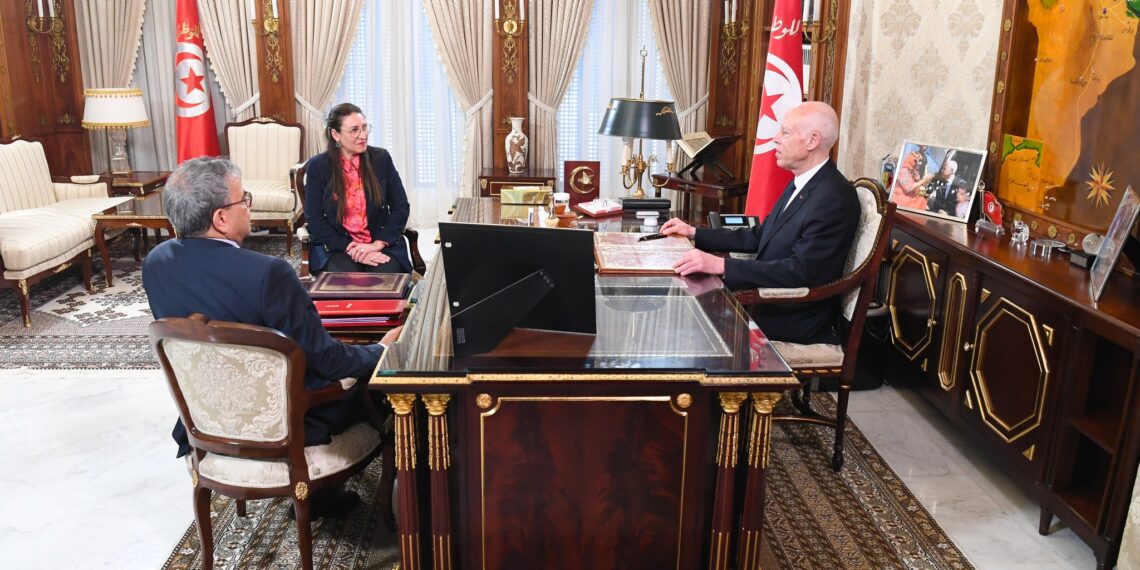 رئيس الجمهورية يؤكد خلال اجتماعه بوزيرة المالية ومحافظ البنك المركزي نجاعة الاختيارات الوطنية،وضرورة تضافر الجهود لمواجهة التحديات المالية