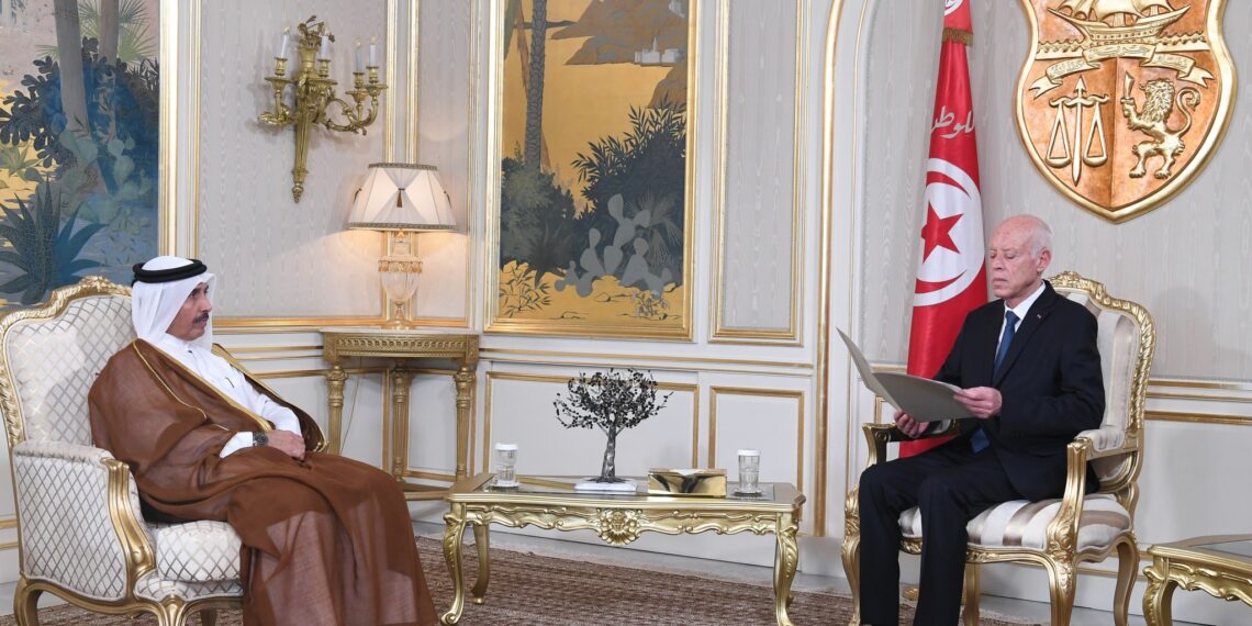 رئيس الجمهورية يتسلم دعوة من امير قطر للمشاركة في مؤتمر القمة العالمي الثاني للتنمية الاجتماعية