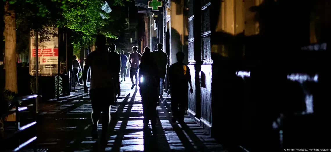 اسبانيا : عاد الكهرباء…وبقي “لغز الانقطاع” وامكانية الهجوم الإلكتروني واردة