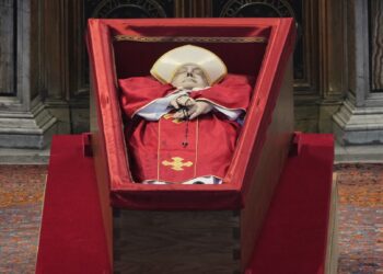 إشارات أحمد الحمروني: بين قبرين