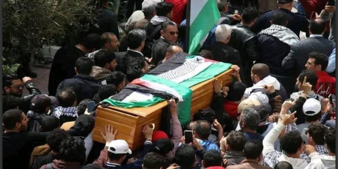 في موكب جماهيري خاشع : تشييع جنازة الطالب فارس خالد “شهيد العلم الفلسطيني”