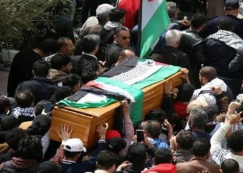 في موكب جماهيري خاشع : تشييع جنازة الطالب فارس خالد “شهيد العلم الفلسطيني”