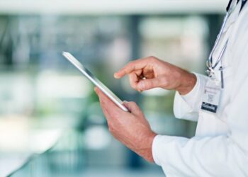 صحة: عمادة الأطباء تنشر ميثاق “تنظيم حضور الأطباء في الفضاء الرقمي”…وجدل بين رافض ومؤيّد