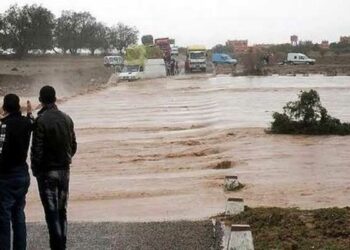 الروحية-سليانة: مياه وادي الحطب تجرف شابا جازف بالعبور على متن سيارته