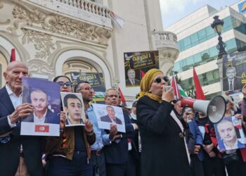 في وقفة أمام المسرح البلدي: جبهة الخلاص تطالب بإطلاق سراح جميع المعتقلين السياسيين