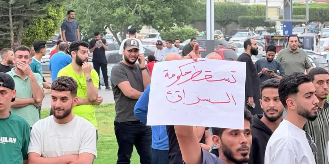 ليبيا: استقالة ثلاثة وزراء واحتشاد آلاف المتظاهرين للمطالبة بإسقاط حكومة عبد الحميد الدبيبة