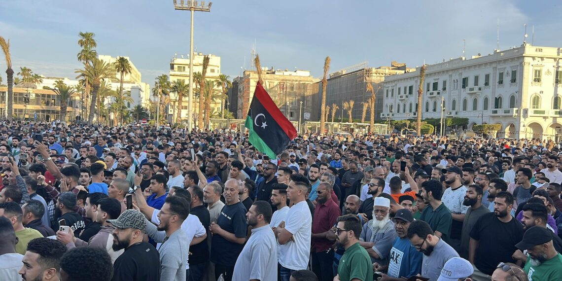 ليبيا: سبعة وزراء استقالوا من حكومة الدبيبة وآلاف المتظاهرين ينادون بإسقاطها