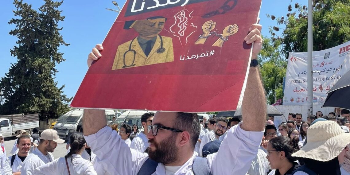 صحّة: الأطبّاء الشبّان ينفّذون اضارابا عامّا ومسيرة من كليّة الطّب إلى وزارة الصحّة