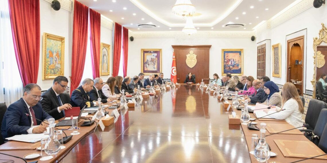 مجلس وزاري مضيّق: إجراءات لفائدة التونسيين المقيمين بالخارج
