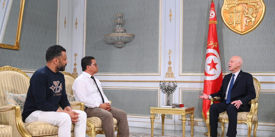 رئيس الجمهورية يستقبل شابين من المزونة وبنزرت ويؤكد: لا تهميش بعد اليوم وكرامة التونسيين خط أحمر
