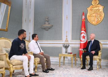 رئيس الجمهورية يستقبل شابين من المزونة وبنزرت ويؤكد: لا تهميش بعد اليوم وكرامة التونسيين خط أحمر