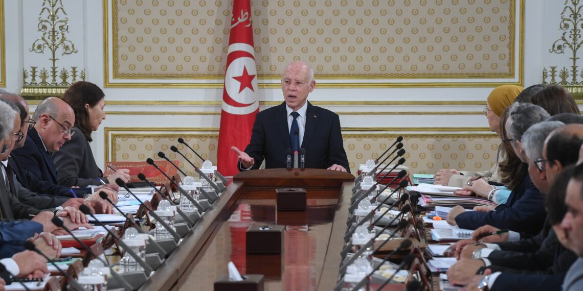 رئيس الجمهورية يؤكد لدى إشرافه على مجلس الوزراء أن كل القطاعات ستشهد حلولا جذرية تقطع نهائيا مع الماضي