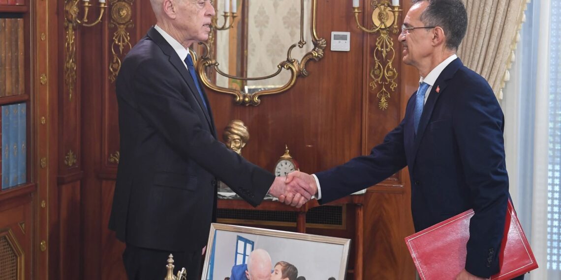 رئيس الدولة يسدي تعليماته بالقيام بمسح شامل للأراضي الفلاحية لدى استقباله وزير الفلاحة