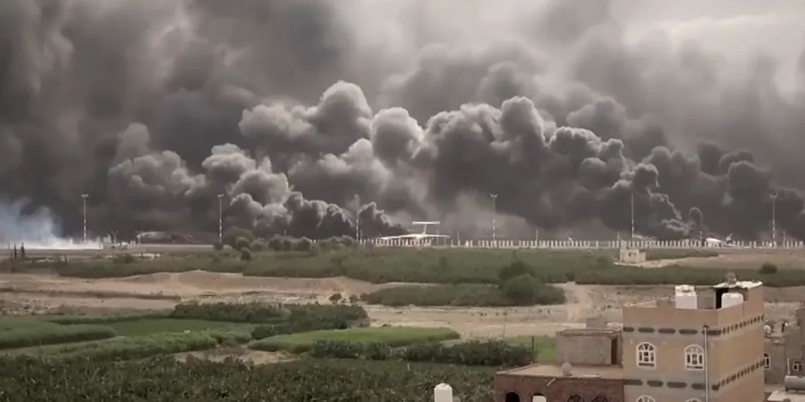 اليمن: إسرائيل تقصف مينائين يمنييين وتتوعّد بملاحقة عبد الملك الحوثي وقتله