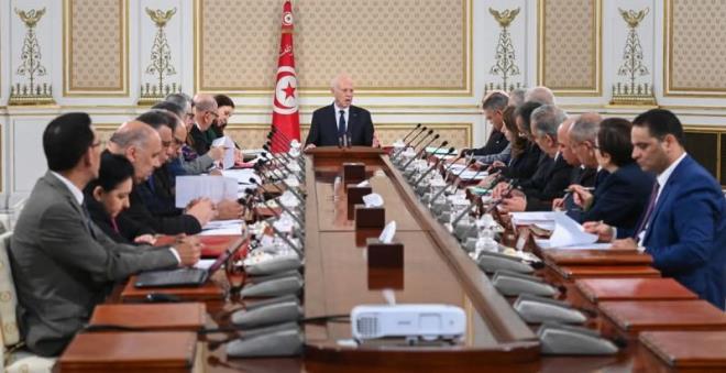 رئيس الجمهورية يؤكد لدى إشرافه على اجتماع مجلس الوزراء مواصلة الثورة التشريعية في المجال الاجتماعي