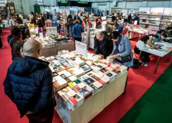 إشارات أحمد الحمروني: ناشر أم سمسار؟