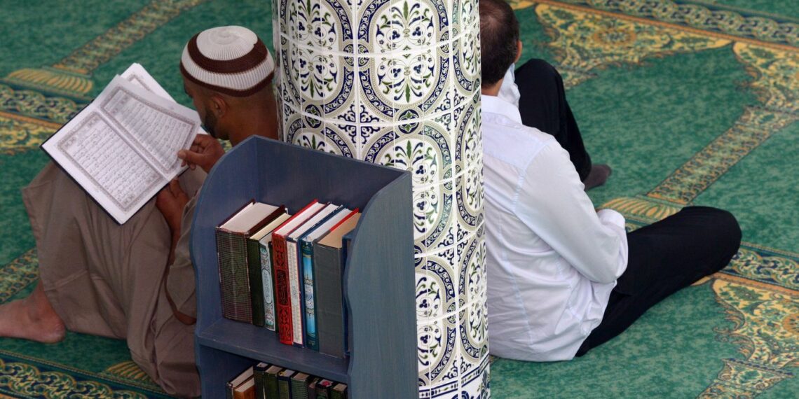 إشارات أحمد الحمروني  :من صفات الله !