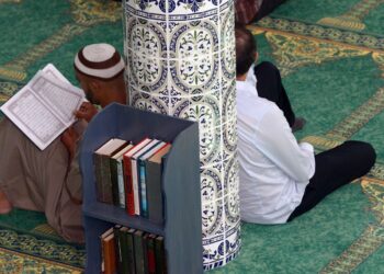 إشارات أحمد الحمروني  :من صفات الله !