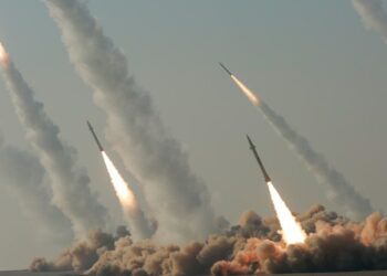 إيران تعلن إطلاق “موجة جديدة من الصواريخ” نحو إسرائيل