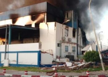 مجاز الباب: حريق يأتي على مخزنين كبيرين لمواد بلاستيكية و مدرسيّة