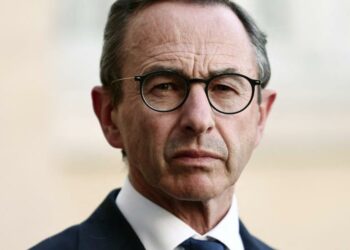 وزير الداخلية يتصل بنظيره الفرنسي و”يشجب” جريمة قتل تونسي يقيم بفرنسا