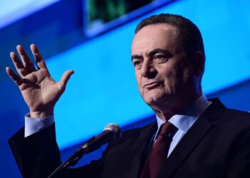 وزير الدفاع الإسرائيلي: “لا يمكن السماح لعلي خامنئي بالبقاء حيًّا