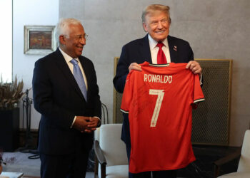 كريستيانو رونالدو يهدي قميصه لدونالد ترامب…”من اجل السلام”