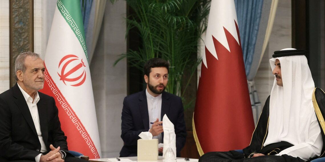 الرئيس الإيراني يعرب عن “أسفه” لأمير عن الهجوم الصاروخي