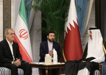 الرئيس الإيراني يعرب عن “أسفه” لأمير عن الهجوم الصاروخي