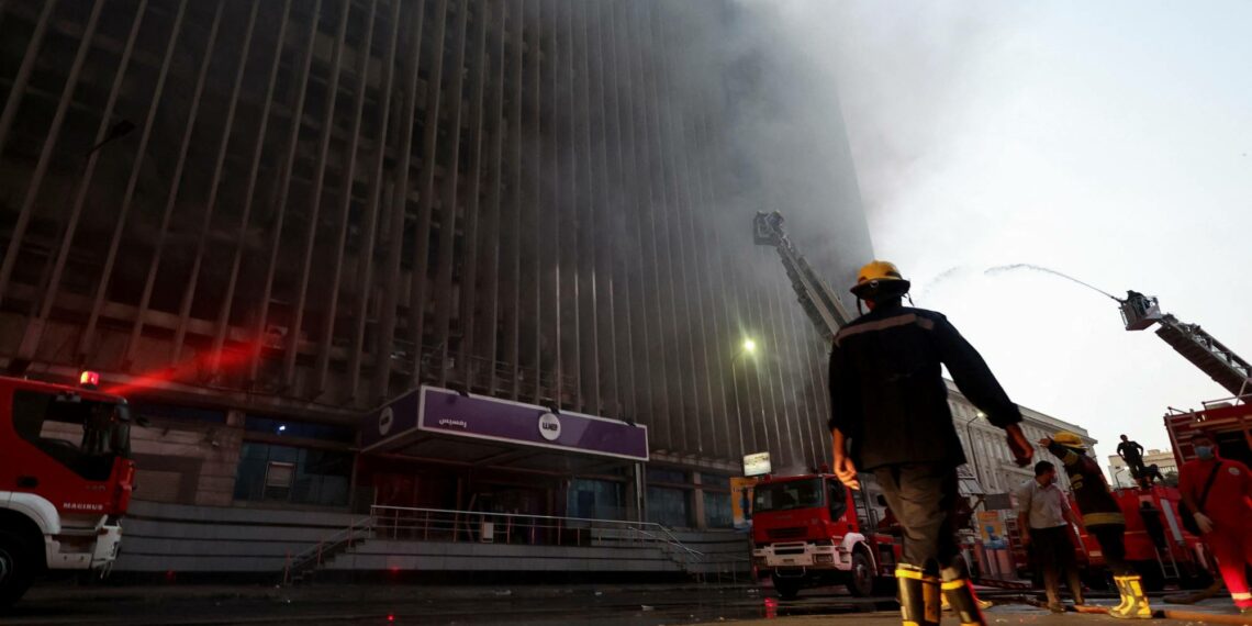 مصر: حريق “سنترال رمسيس” يتسبب في وفاة 4 اشخاص وإصابة 27 آخرين