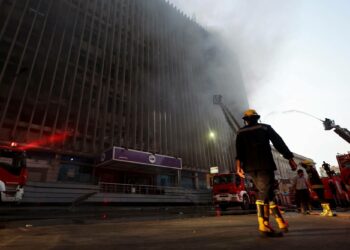 مصر: حريق “سنترال رمسيس” يتسبب في وفاة 4 اشخاص وإصابة 27 آخرين