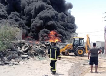 بوشمة-قابس: حريق هائل بمستودع العجلات المطاطية المستعملة