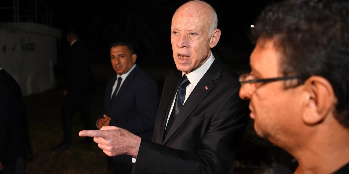 رئيس الجمهورية ينتقد تخلف وكالة حماية الشريط الساحلي عن القيام بدورها في الحد من الجرائم البيئية وتسبب ديوان التطهير في تلويث الشواطئ