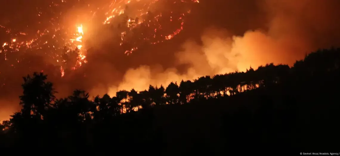 بسبب الحرائق: سوريا تقرر غلق معبر مع تركيا بعد اقتراب النار من الحدود