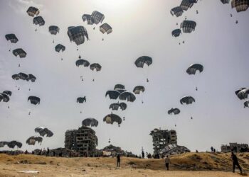 غزة:مهزلة اسقاط المواد الغذائية