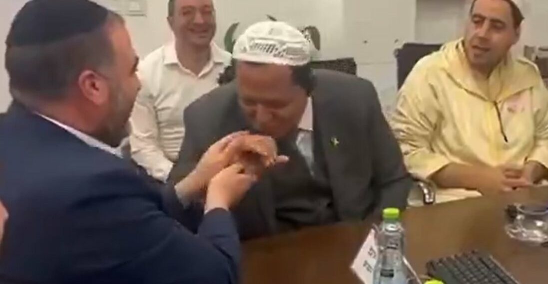 تونس: منظمة تتقدم بشكوى ضد الإمام حسن الشلغومي بتهمة “الخيانة العظمى” بعد زيارته لإسرائيل