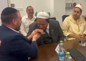 تونس: منظمة تتقدم بشكوى ضد الإمام حسن الشلغومي بتهمة “الخيانة العظمى” بعد زيارته لإسرائيل