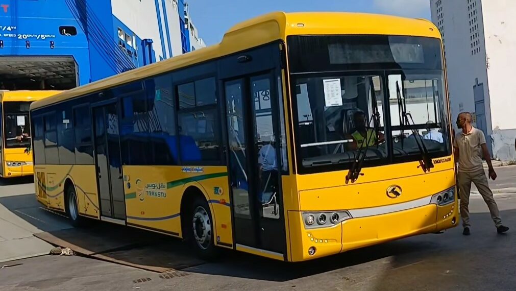 سيدي حسين: شاب يرشق حافلة جديدة  بالحجارة ويهشّم بلّورها