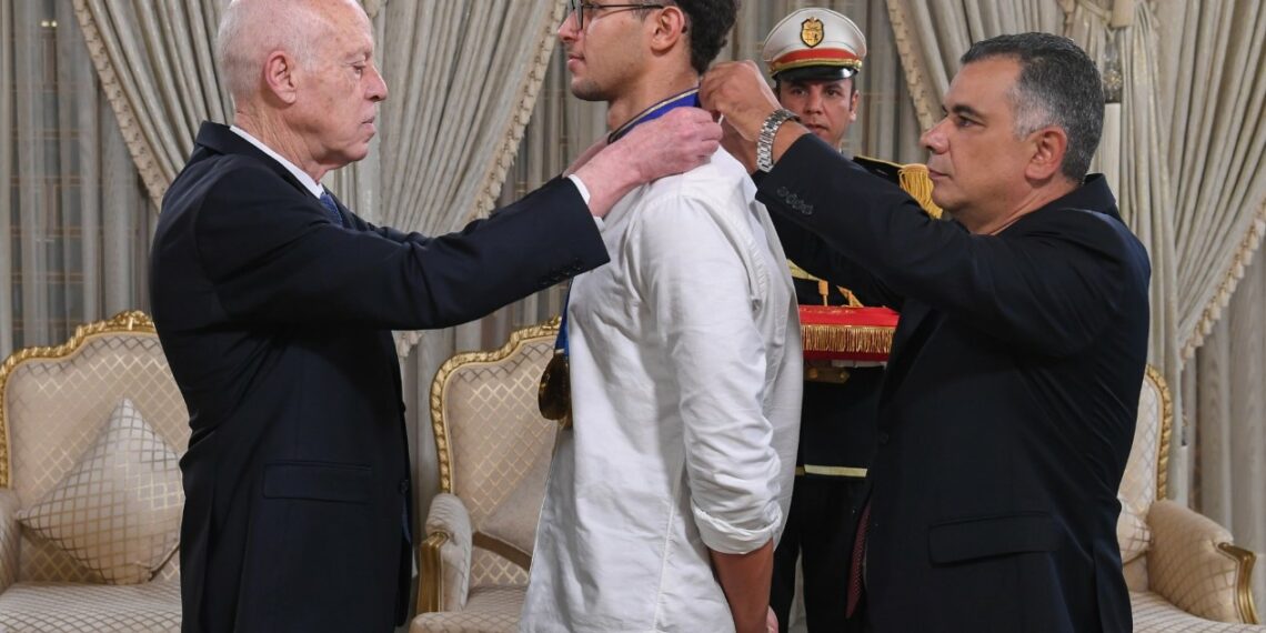 رئيس الجمهورية يمنح احمد الجوادي الصنف الأول من الوسام الوطني للإستحقاق في قطاع الرياضة