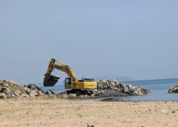 حمام الانفجار: عملية رفع كاسرات الأمواج المجمعة على الشاطئ بلغت نسبة 60 بالمائة