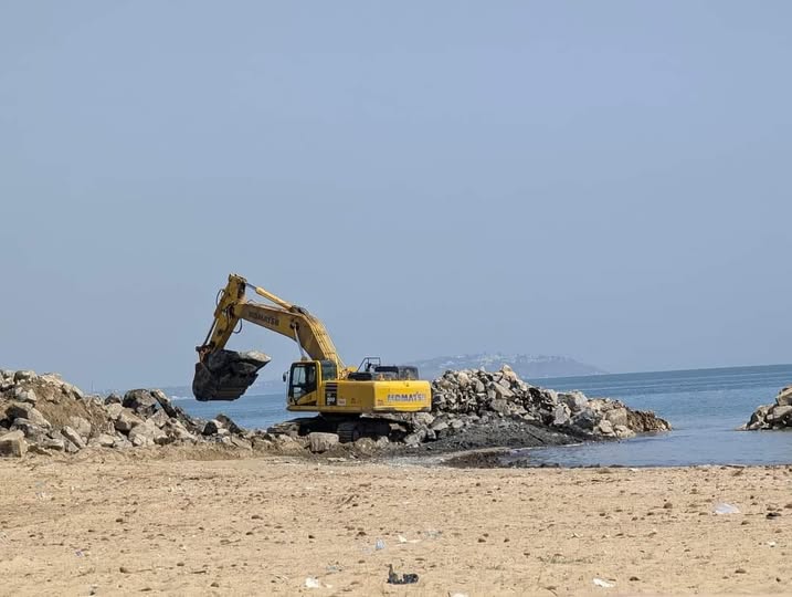 حمام الانفجار: عملية رفع كاسرات الأمواج المجمعة على الشاطئ بلغت نسبة 60 بالمائة