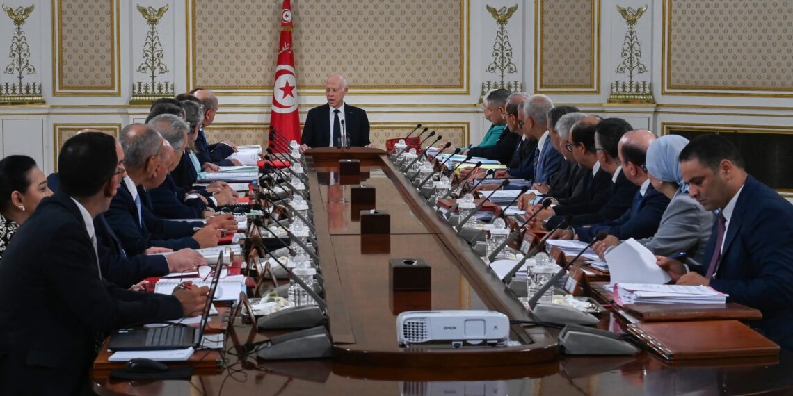 سعيّد يشرف على مجلس الوزراء: خيارات الشّعب ستجد طريقها إلى التّنفيذ رغم كيد الكائدين