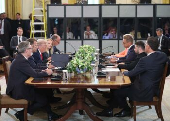 إثر اجتماعه مع زيلنسكي وشركاء أوروبيين…ترامب يؤكّد أنه بدأ يرتب بين اجتماع الرئيسين الروسي والأوكراني