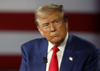 قمة ألاسكا: ترامب يؤکّد أن الأمر متروك الآن لزيلنسكي لإنهاء الحرب