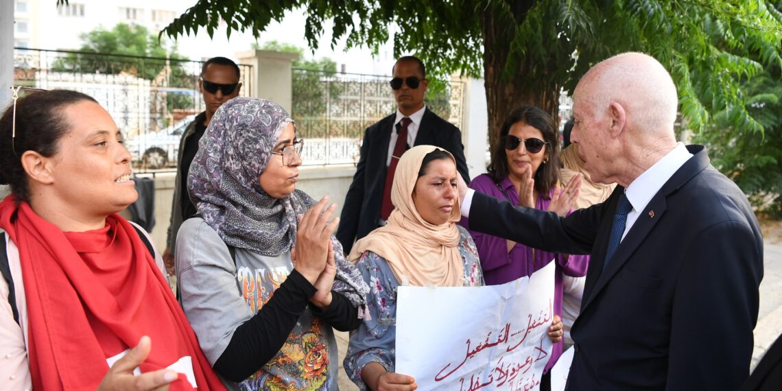 رئيس الدولة يجري حوارا مباشرا مع الدكاترة المعتصمين ويتعهد بايجاد حلول منصفة تضمن لهم حقهم في التشغيل