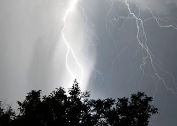 الطقس الليلة: أمطار غزيرة بالشمال الغربي والوسط وحرارة مرتفعة