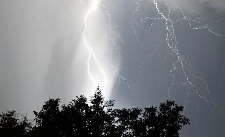 الطقس الليلة: أمطار غزيرة بالشمال الغربي والوسط وحرارة مرتفعة