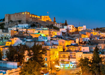 الطقس اليوم: حرارة مستقرة وأمطار متفرقة بالشمال الغربي